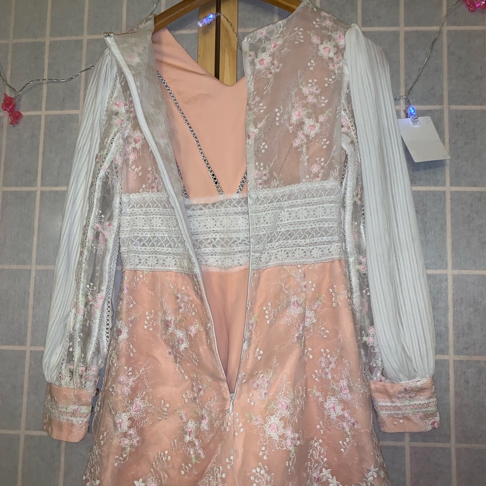 SOLD💕Embroidered romper - Picture 6 of 8